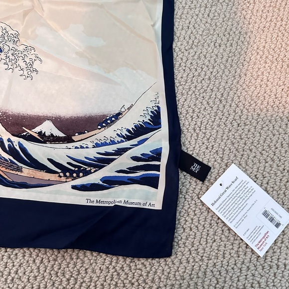 NWT 100% Silk Scarf from the Metrop Museum of Art Hokusai Great Wave - Picture 2 of 5